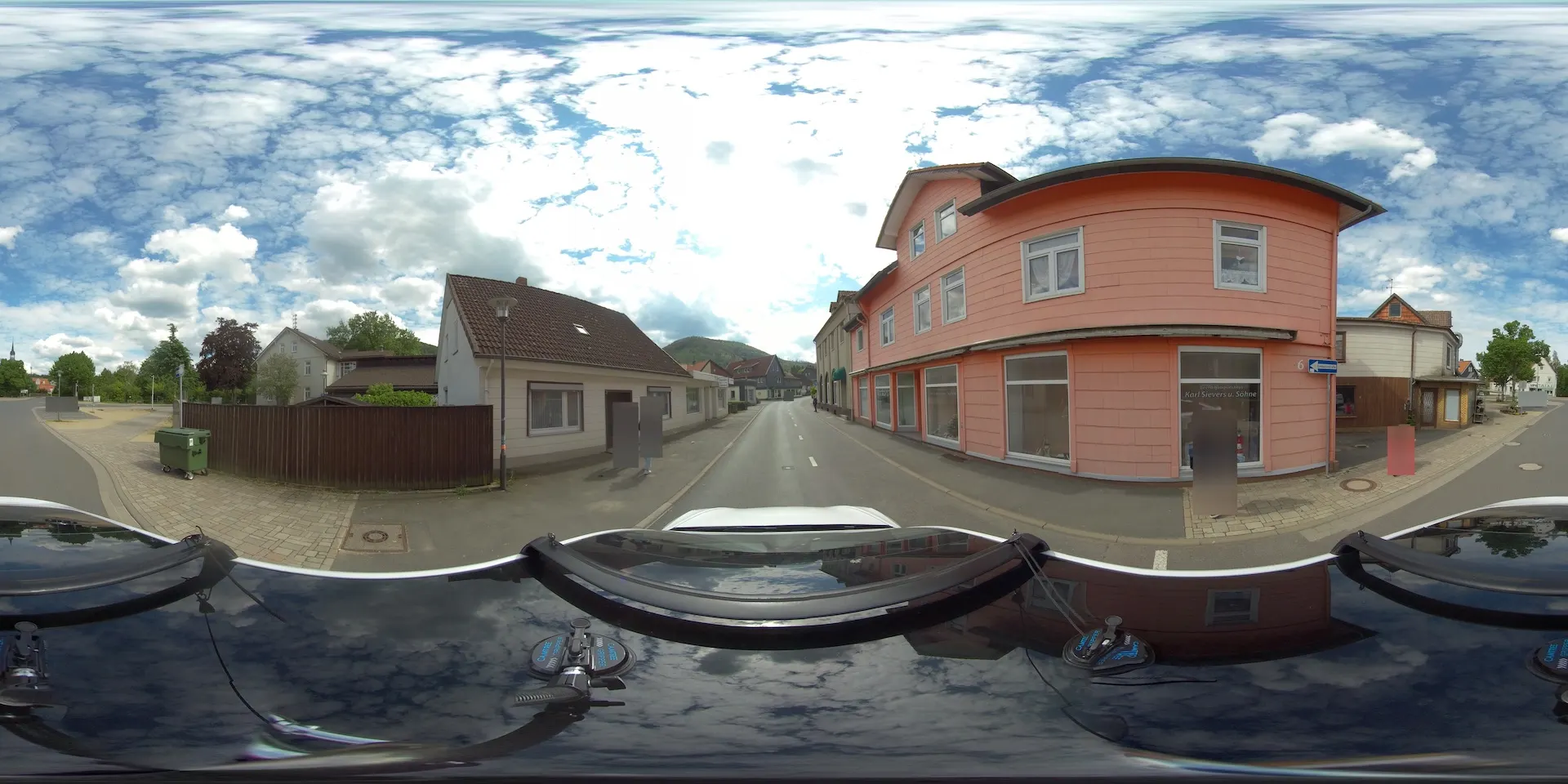 Automatisch anonymisiertes 360°-Panorama mit verpixelten Personen und Kennzeichen