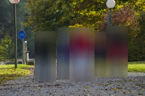 Automatisch anonymisierte, verpixelte Personen auf demselben Foto